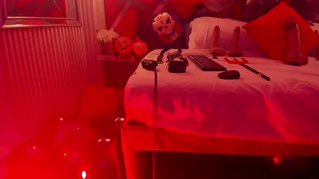 Snapshot of SusanCouper chatting on October 2025 11:56:02 PM SusanCouper online show from October 2025 11:56:02 PM