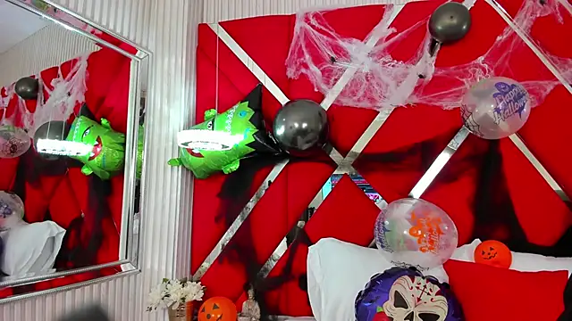 Snapshot of SusanCouper chatting on October 2025 10:32:02 PM SusanCouper online show from October 2025 10:32:02 PM