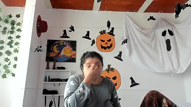 Snapshot of Karol_IsabelCouple chatting on October 2025 03:34:02 PM Karol IsabelCouple online show from October 2025 03:34:02 PM