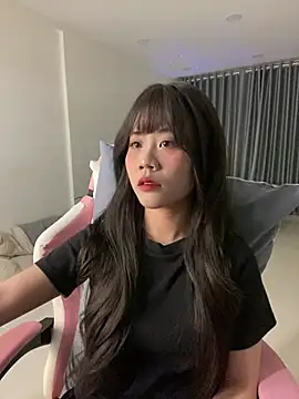 Snapshot of -rosiie- chatting on February 2025 02:20:01 PM -rosiie- online show from February 2025 02:20:01 PM