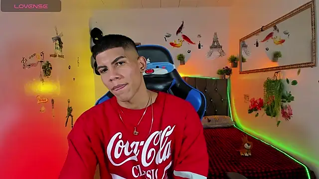 Snapshot of Damian_latinxxx chatting on October 2025 12:52:02 AM Damian latinxxx online show from October 2025 12:52:02 AM