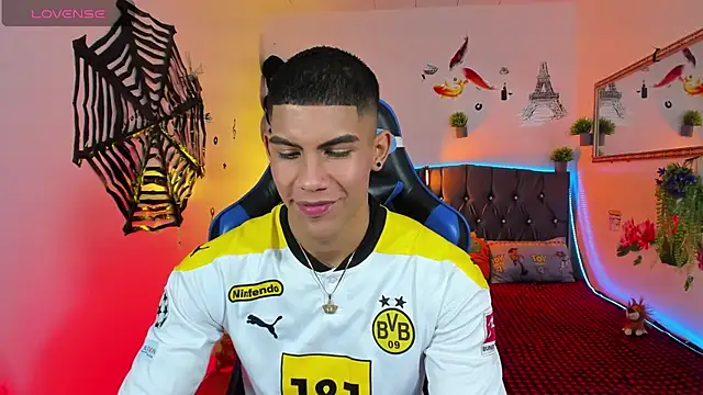 Snapshot of Damian_latinxxx chatting on October 2025 02:53:02 AM Damian latinxxx online show from October 2025 02:53:02 AM