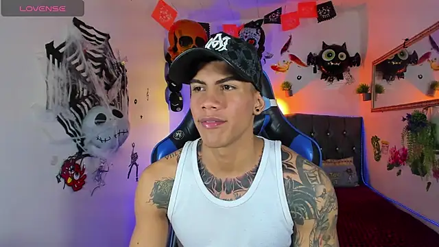 Snapshot of Damian_latinxxx chatting on October 2025 03:06:02 AM Damian latinxxx online show from October 2025 03:06:02 AM