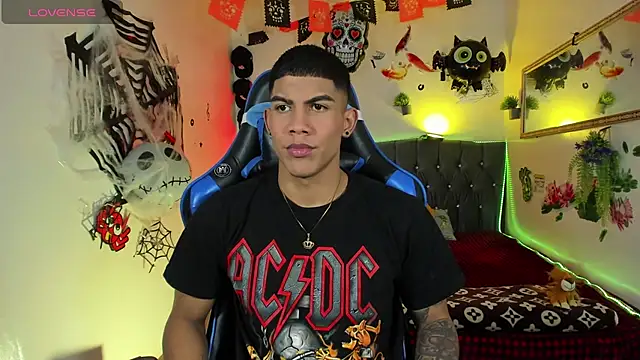 Snapshot of Damian_latinxxx chatting on October 2025 02:59:01 AM Damian latinxxx online show from October 2025 02:59:01 AM