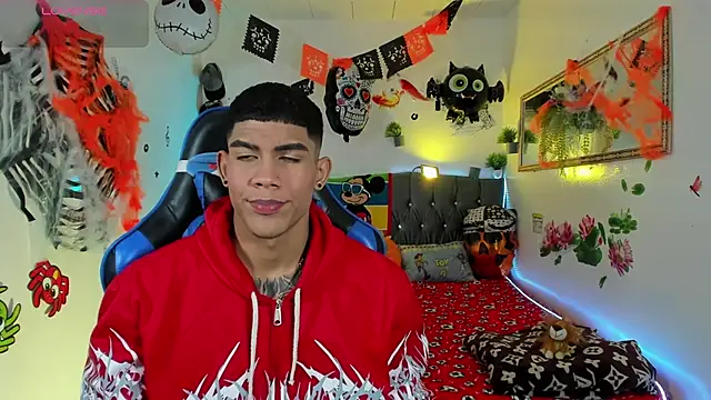 Snapshot of Damian_latinxxx chatting on October 2025 03:07:02 AM Damian latinxxx online show from October 2025 03:07:02 AM