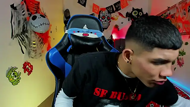 Snapshot of Damian_latinxxx chatting on October 2025 03:06:02 AM Damian latinxxx online show from October 2025 03:06:02 AM