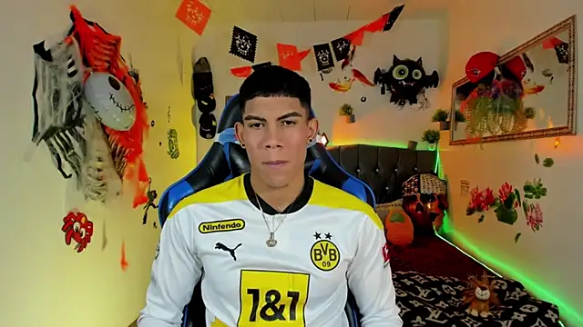 Snapshot of Damian_latinxxx chatting on October 2025 03:10:01 AM Damian latinxxx online show from October 2025 03:10:01 AM