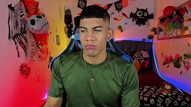 Snapshot of Damian_latinxxx chatting on October 2025 03:10:02 AM Damian latinxxx online show from October 2025 03:10:02 AM