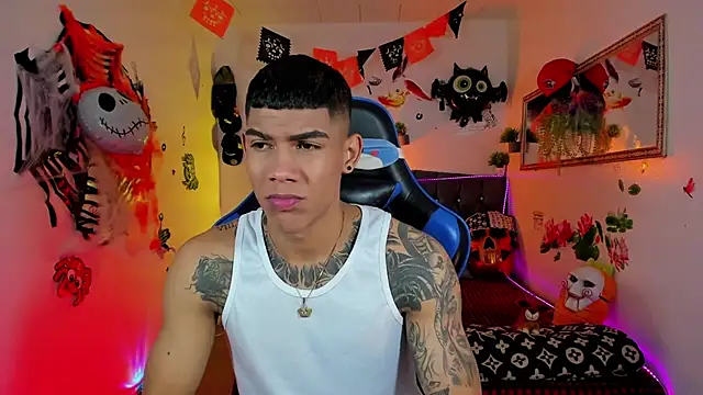 Snapshot of Damian_latinxxx chatting on October 2025 03:08:01 AM Damian latinxxx online show from October 2025 03:08:01 AM