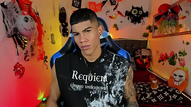 Snapshot of Damian_latinxxx chatting on October 2025 03:07:02 AM Damian latinxxx online show from October 2025 03:07:02 AM