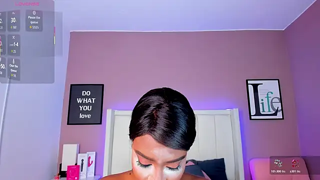 Britanymooree online show from November 2025 08:18:01 PM