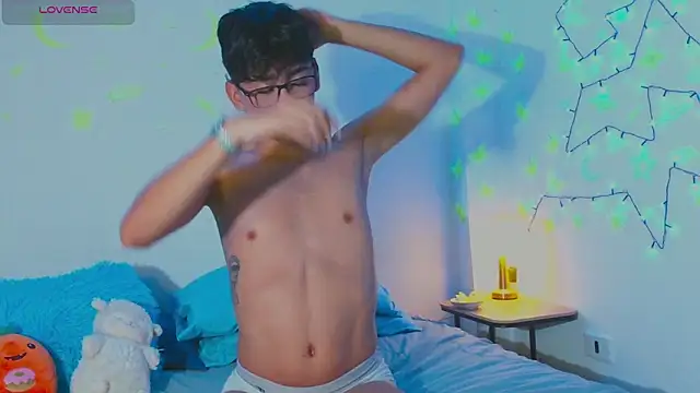 Snapshot of arnold_laurent_ chatting on January 2025 12:03:01 AM arnold laurent online show from January 2025 12:03:01 AM