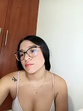 -VICKKY online show from November 2025 02:01:02 AM