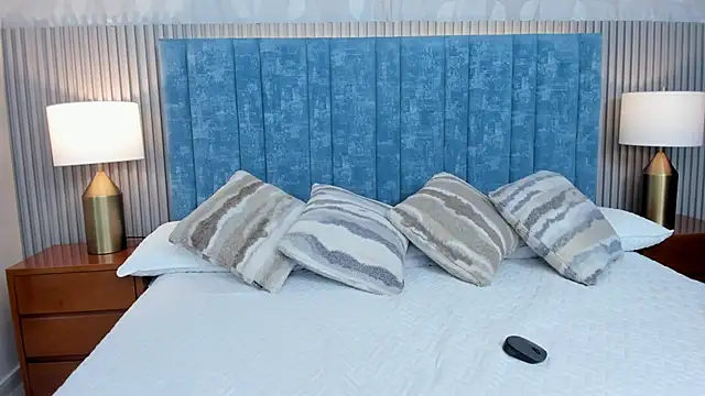 Ivi Akina online show from November 2025 06:29:01 PM