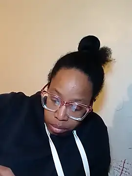 Snapshot of madamsensuale chatting on February 2025 05:19:02 AM madamsensuale online show from February 2025 05:19:02 AM