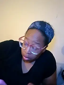 Snapshot of madamsensuale chatting on March 2025 02:15:02 AM madamsensuale online show from March 2025 02:15:02 AM