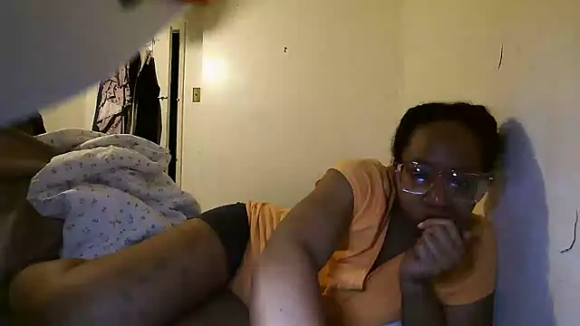 Snapshot of madamsensuale chatting on March 2025 12:10:02 AM madamsensuale online show from March 2025 12:10:02 AM