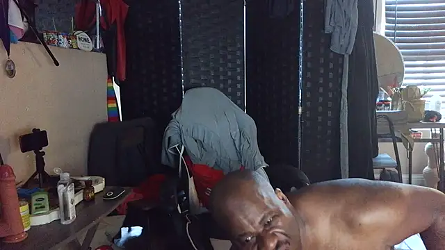 Snapshot of bigshh8 chatting on October 2025 11:35:01 PM bigshh8 online show from October 2025 11:35:01 PM