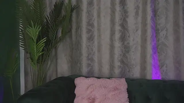 Snapshot of FoxieJullia chatting on February 2025 11:10:02 AM FoxieJullia online show from February 2025 11:10:02 AM