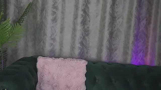 Snapshot of FoxieJullia chatting on March 2025 10:37:01 AM FoxieJullia online show from March 2025 10:37:01 AM