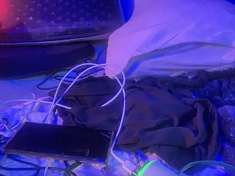 gurlnips online show from September 2025 03:01:01 PM