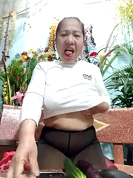 Snapshot of Queen_18200 chatting on January 2025 12:28:01 AM Queen 18200 online show from January 2025 12:28:01 AM