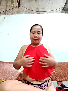 Snapshot of Queen_18200 chatting on October 2025 12:33:02 AM Queen 18200 online show from October 2025 12:33:02 AM