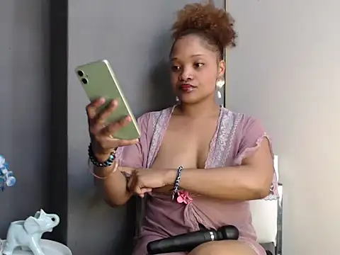 Snapshot of CREAMYCUPCAKExxx chatting on October 2025 10:13:02 AM CREAMYCUPCAKExxx online show from October 2025 10:13:02 AM