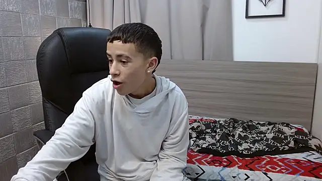 Xavii18 online show from February 2025 07:17:02 PM