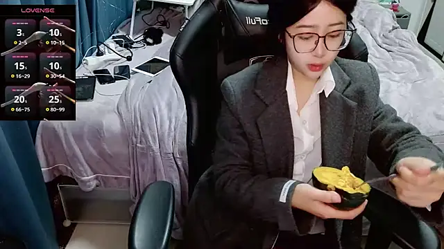 Snapshot of Angelababy001 chatting on January 2025 07:42:01 PM Angelababy001 online show from January 2025 07:42:01 PM