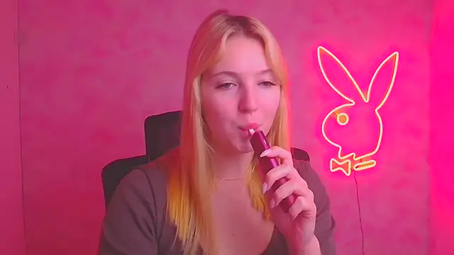 Snapshot of Milka_kiss_ chatting on November 2025 01:06:01 PM Milka kiss online show from November 2025 01:06:01 PM