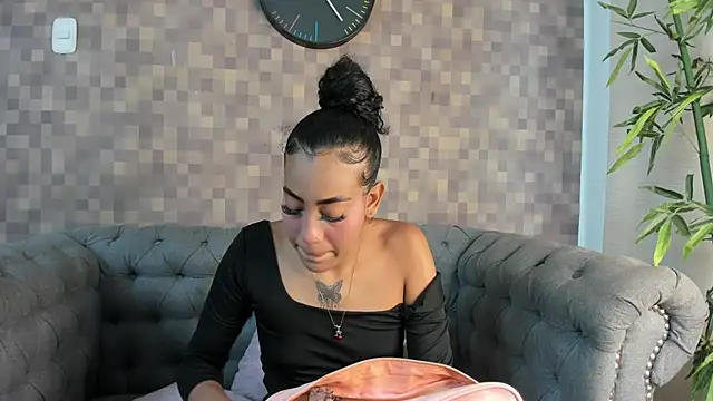 flavia cruz online show from October 2025 07:25:01 PM