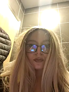 LineaDemie online show from November 2025 04:39:01 PM