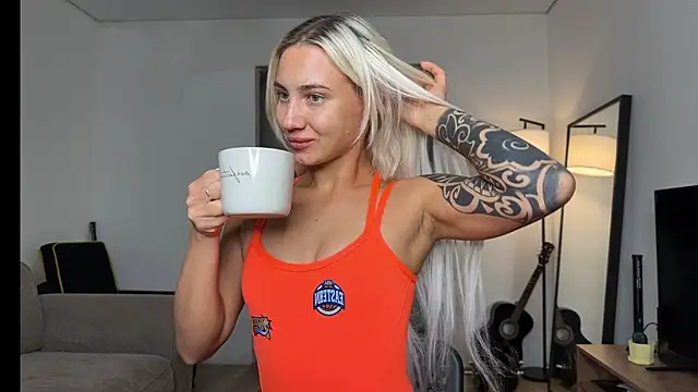 Snapshot of AnneBall chatting on October 2025 02:04:01 PM AnneBall online show from October 2025 02:04:01 PM