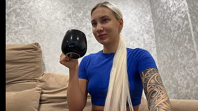 Snapshot of AnneBall chatting on October 2025 12:52:02 PM AnneBall online show from October 2025 12:52:02 PM