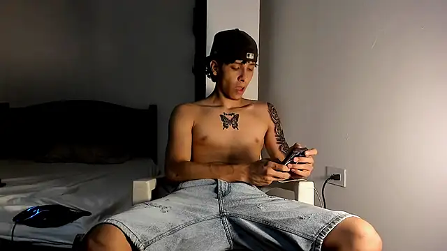 Snapshot of Snakebutterfly chatting on January 2025 06:59:01 AM Snakebutterfly online show from January 2025 06:59:01 AM