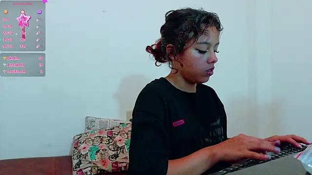 Snapshot of clydexxxbunny chatting on December 2024 05:42:02 AM clydexxxbunny online show from December 2024 05:42:02 AM