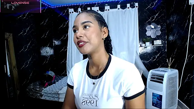 Snapshot of Hillary_queen chatting on October 2025 12:46:01 PM Hillary queen online show from October 2025 12:46:01 PM