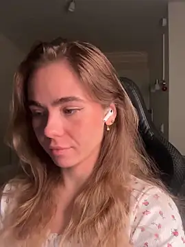 SkyBriii online show from October 2025 03:01:01 PM