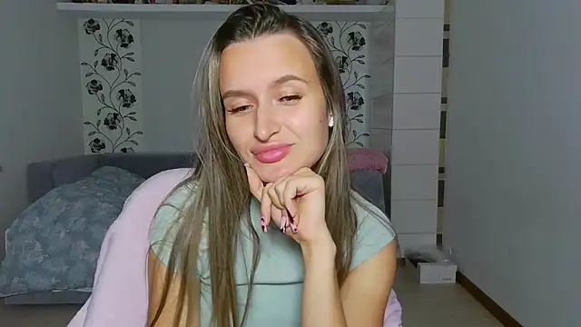 Snapshot of Submissive_love chatting on November 2025 04:35:01 PM Submissive love online show from November 2025 04:35:01 PM