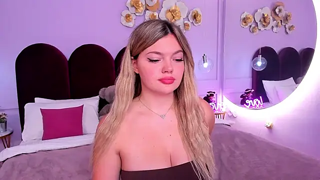 Snapshot of ZaraBloom chatting on October 2025 03:56:02 PM ZaraBloom online show from October 2025 03:56:02 PM