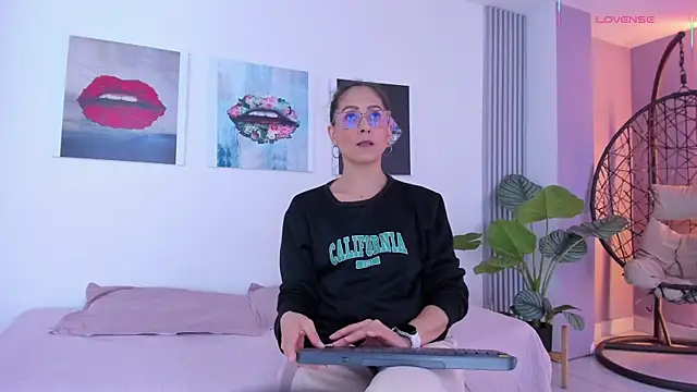 Snapshot of Angela_donnato chatting on October 2025 03:17:01 AM Angela donnato online show from October 2025 03:17:01 AM