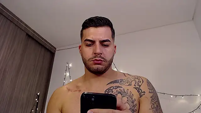 Snapshot of thomas_gun chatting on January 2025 03:22:01 PM thomas gun online show from January 2025 03:22:01 PM