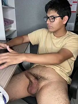 Snapshot of YouMikolins chatting on March 2025 08:31:02 PM YouMikolins online show from March 2025 08:31:02 PM