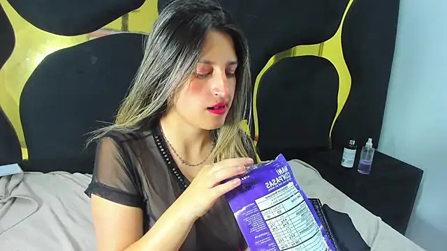 Snapshot of GiaRoussel chatting on November 2025 04:50:01 PM GiaRoussel online show from November 2025 04:50:01 PM