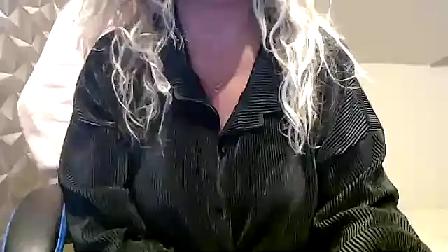 JenniLowen online show from October 2025 09:08:02 AM