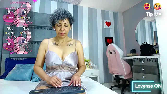 Julianewell online show from January 2025 12:18:01 PM