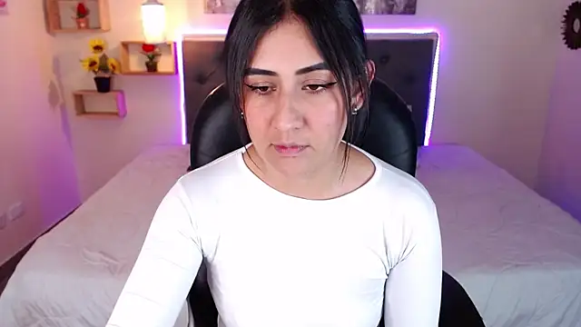 mia aira online show from December 2024 08:33:01 PM