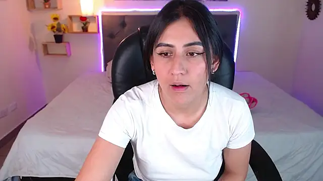 mia aira online show from December 2024 08:29:01 PM