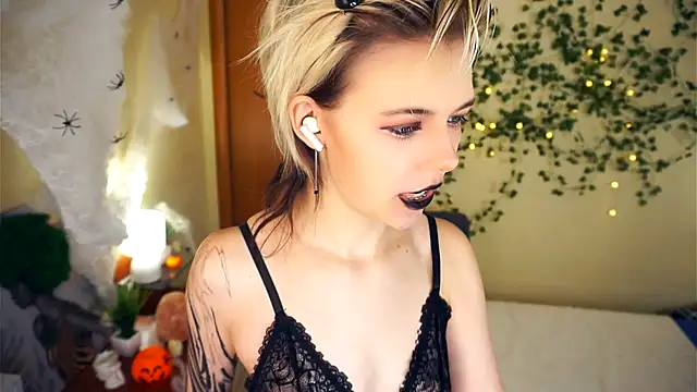 Snapshot of EngelAlman chatting on October 2025 06:26:01 AM EngelAlman online show from October 2025 06:26:01 AM